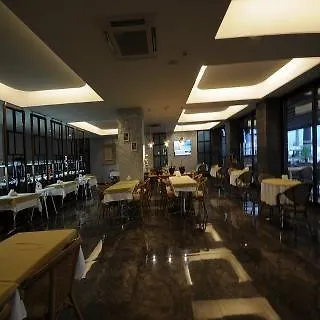 كاندان بيتش فندق 2*